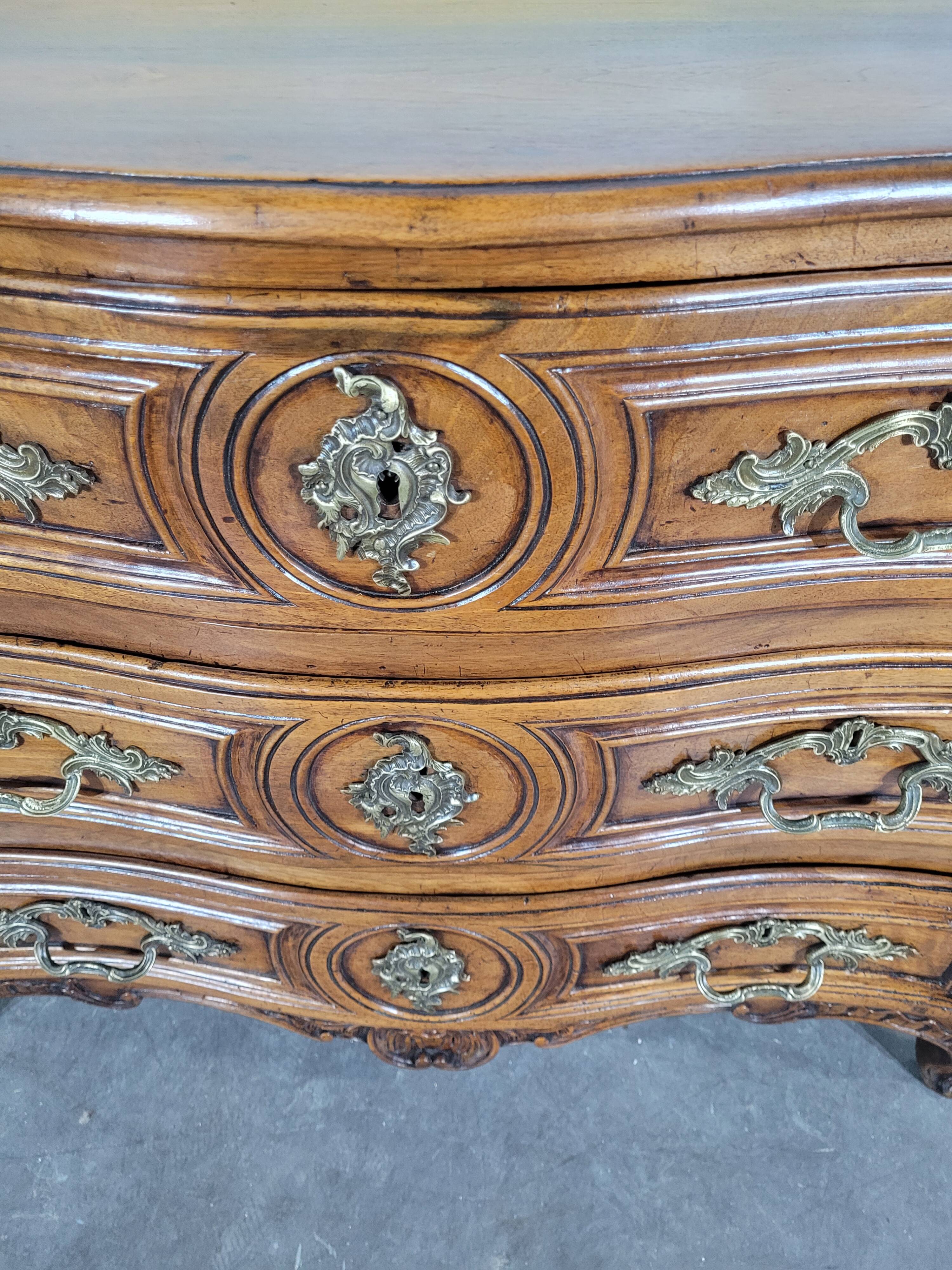 Petiote commode époque Louis XV galbée