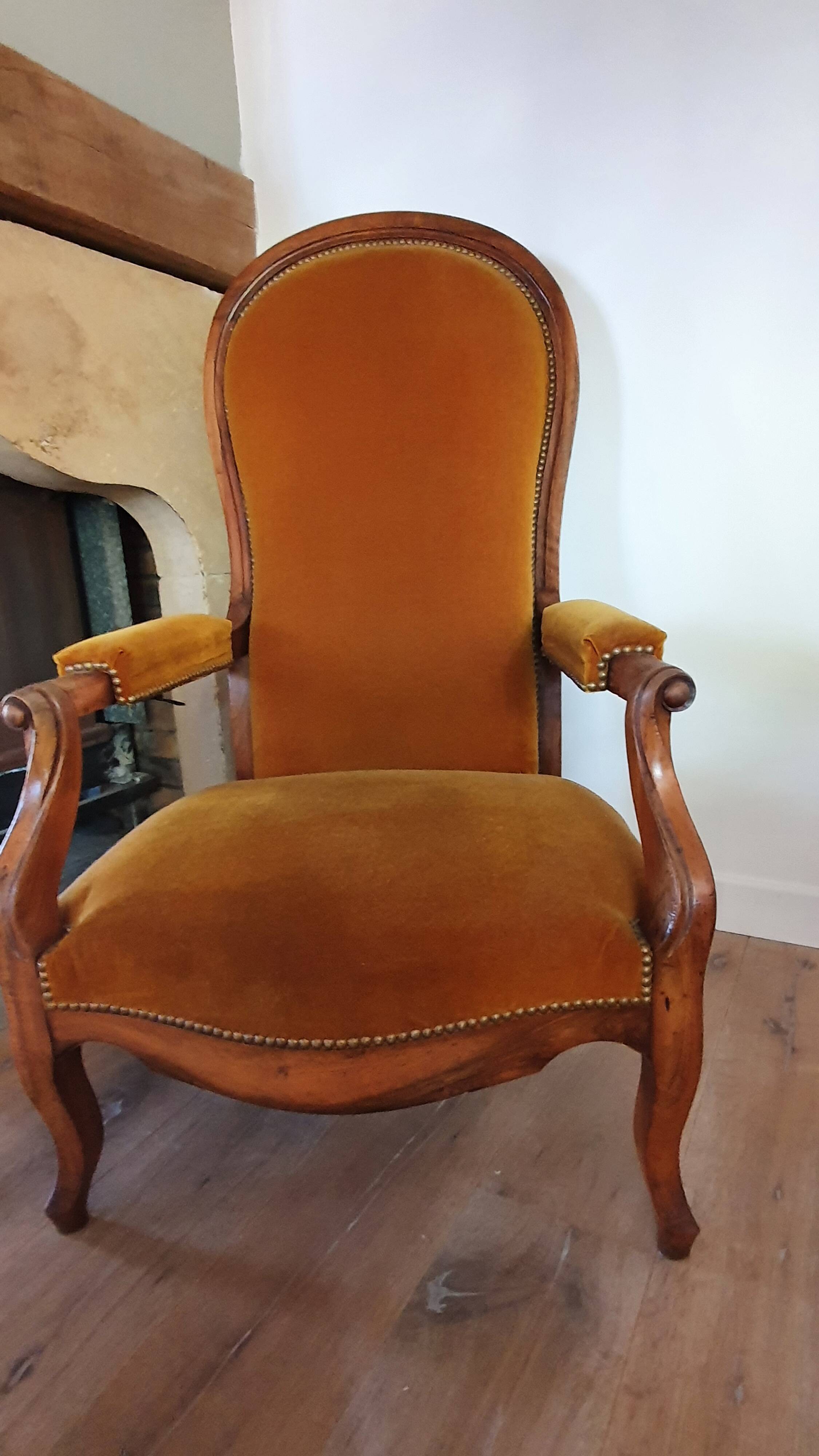 Voltaire armchair with amber velvet rack and pinion
