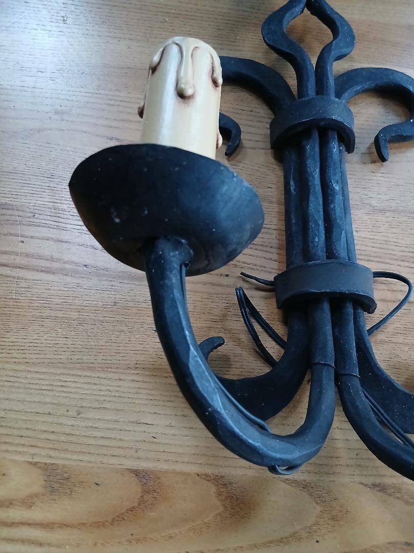 Paire d’appliques en fer forgé Lys de château Français