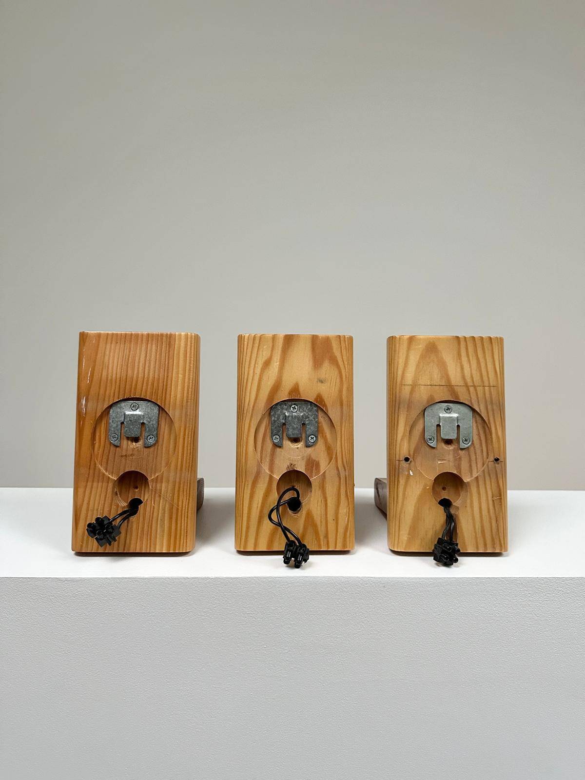 Trois appliques en pin des années 80