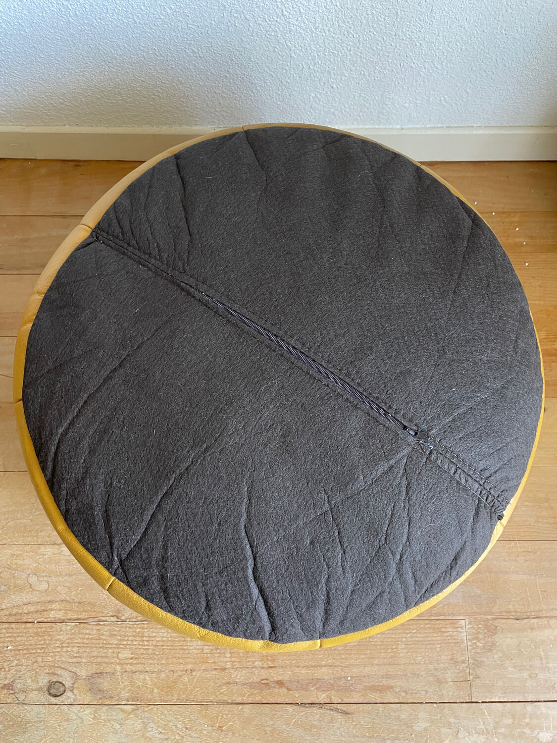2 poufs moutarde patchwork en cuir de Sède