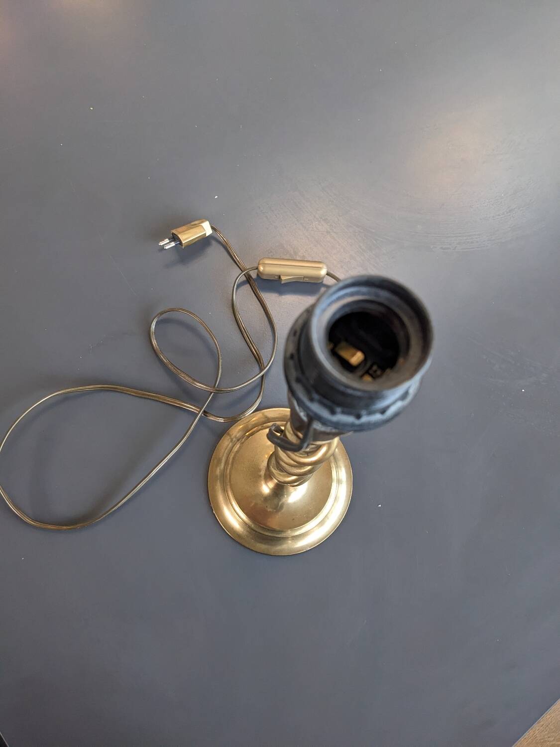 Twisted gold lamp base