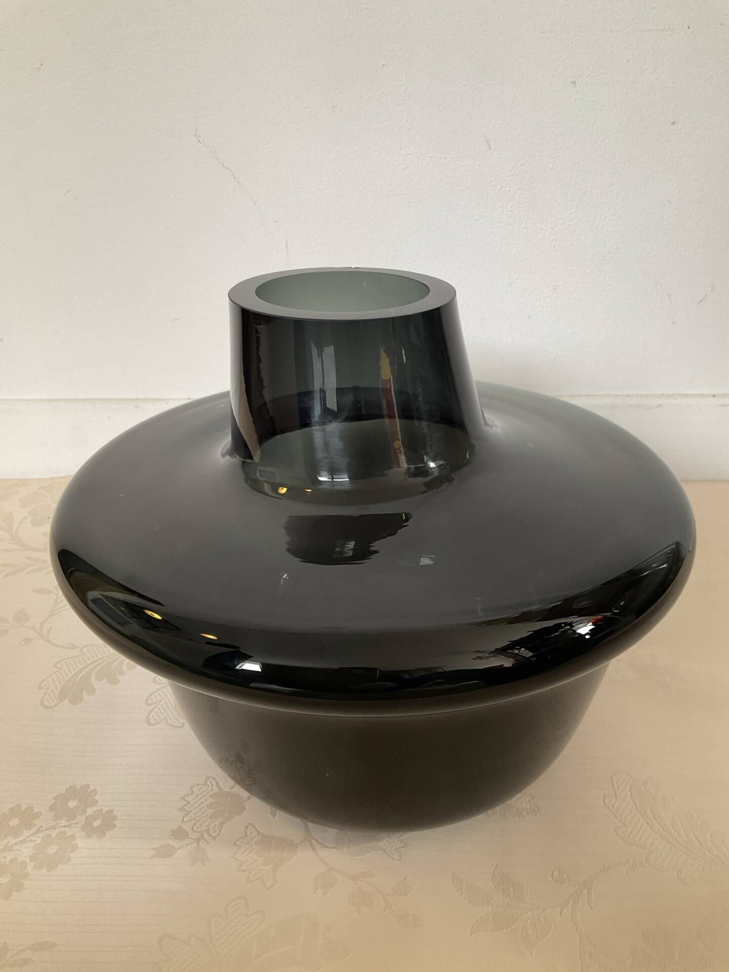 Mushroom-shaped vase in smoked glass