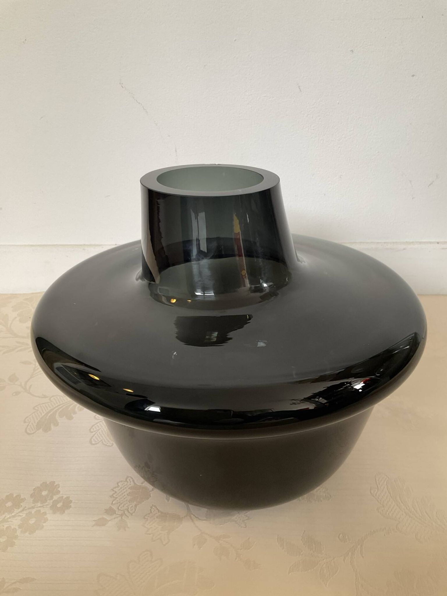 Vase design champignon en verre fumé