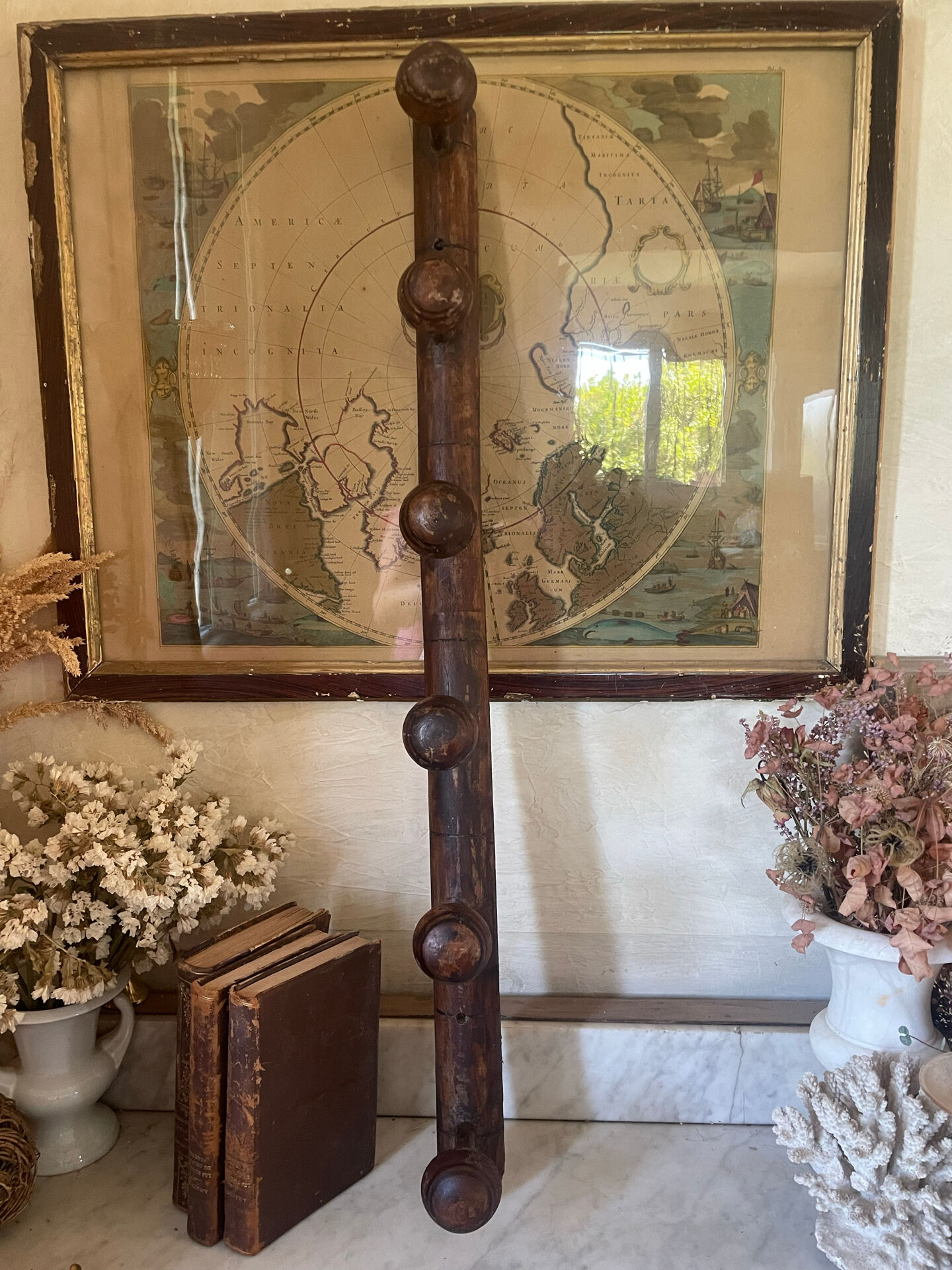 Wall-mounted wooden coat rack with 6 hooks