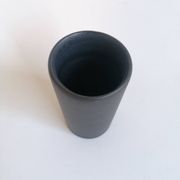 Vase rouleau noir mat par Antonio Lampecco