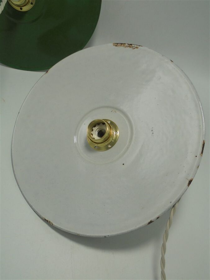 Trio of suspensions in enamelled sheet metal