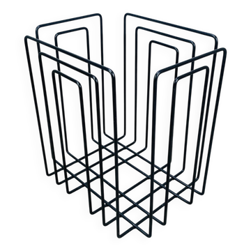 Black metal magazine rack by Willy Glaeser for TMP, 1980s.