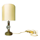 Lampe de table en laiton du milieu du siècle avec abat-jour ovale en soie crème des années 1960.