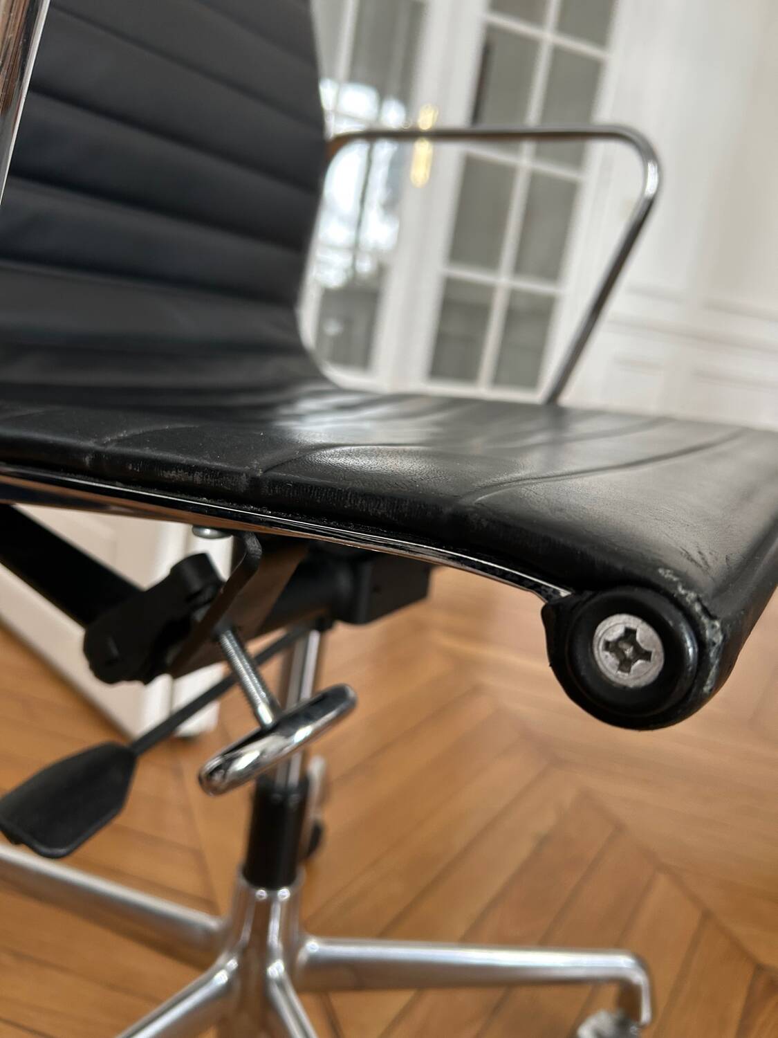 Chaise de bureau Eames Vitra EA118 en cuir