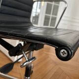Chaise de bureau Eames Vitra EA118 en cuir
