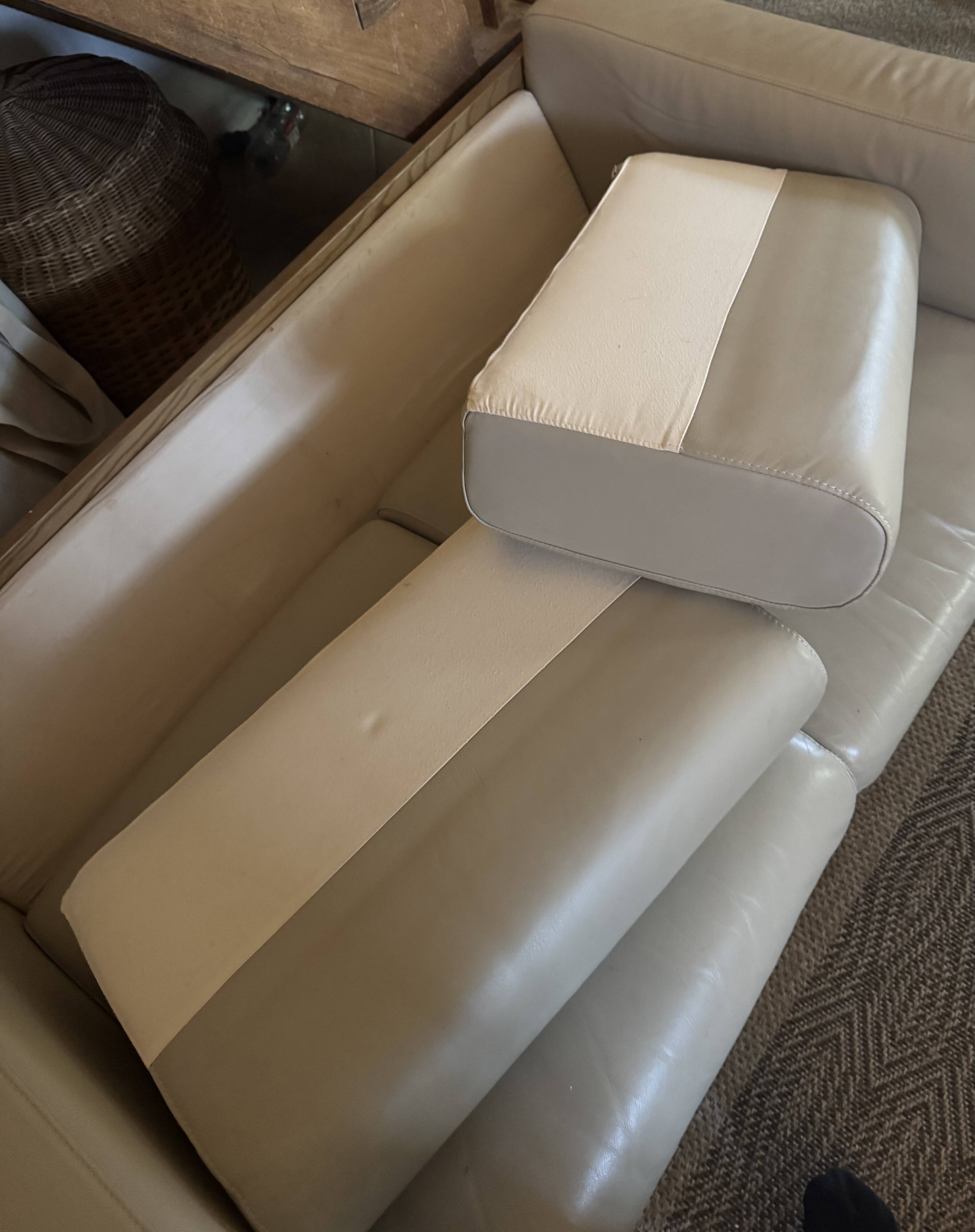 Canapé  2 places cuir Forum 11 de Robin Day  pour Habitat 2010