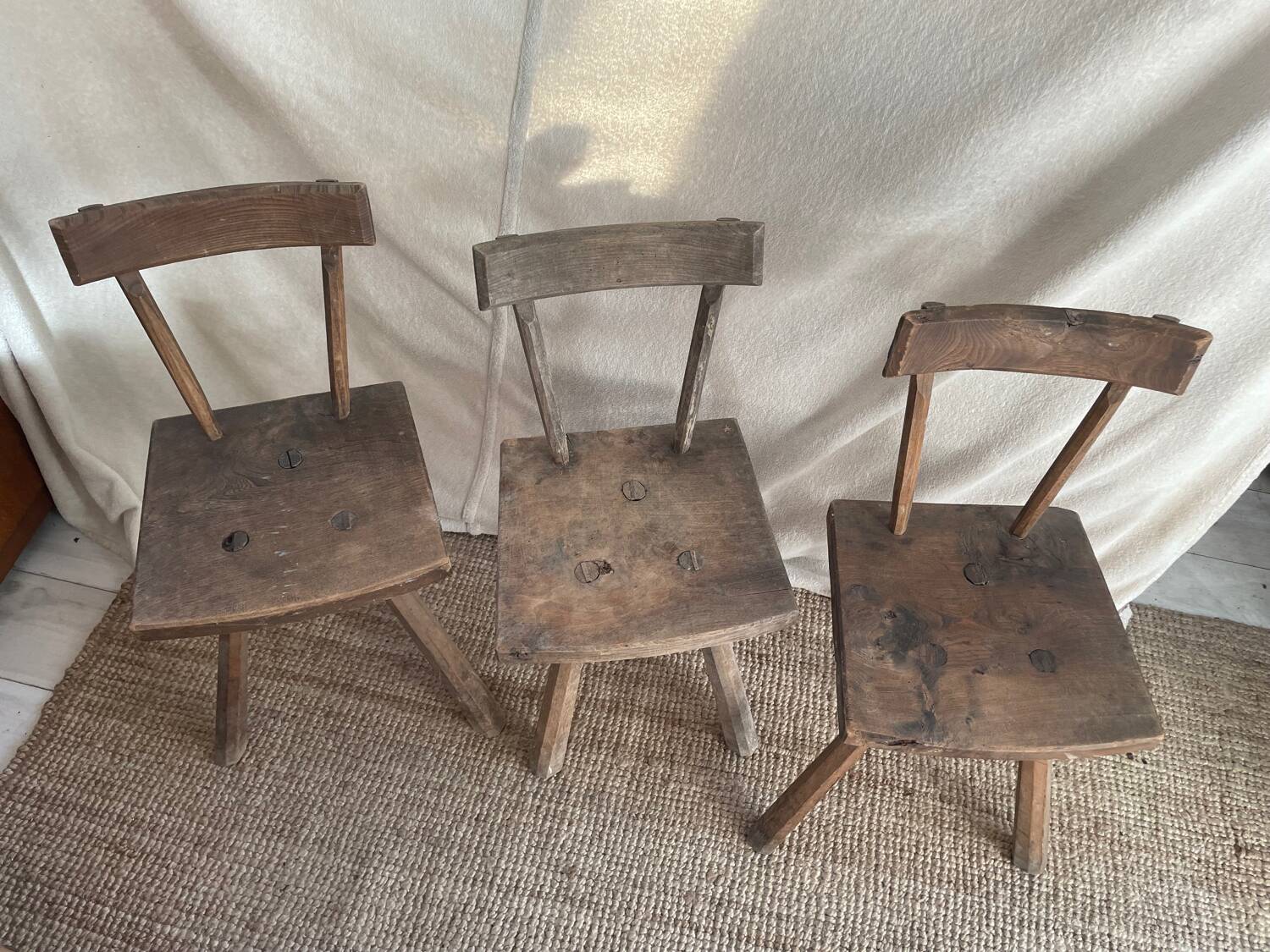 Chaises tripodes bois art brut