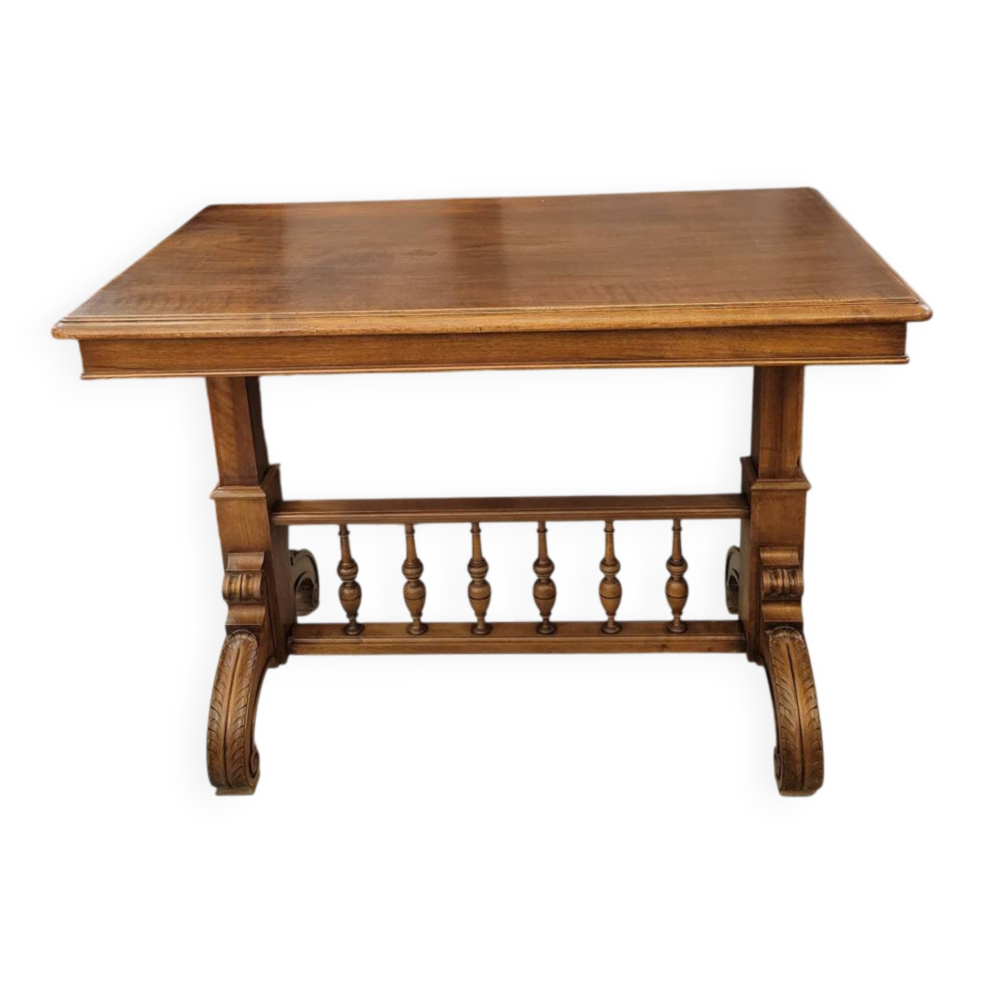 Serving table with mechanism