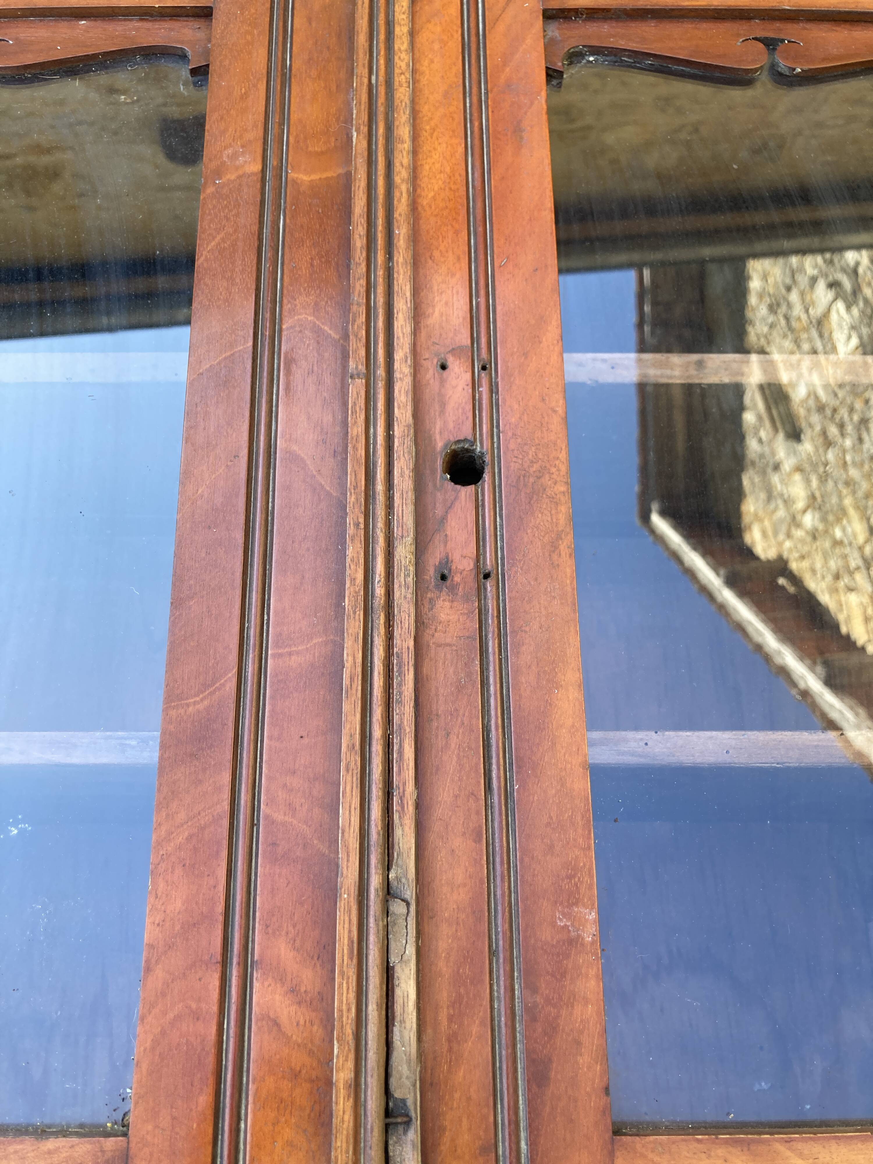 Wall display cabinet