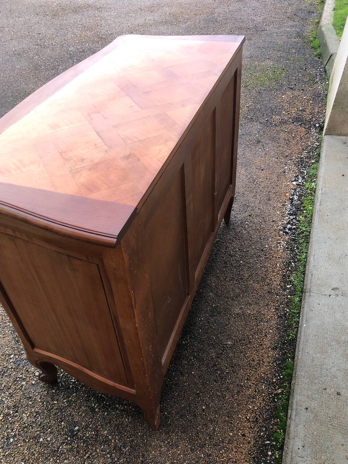 Commode noyer 3 tiroirs et laiton de style