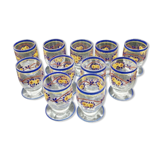 Lot de 11 verres à liqueur émaillés et peints à motif de fleurs