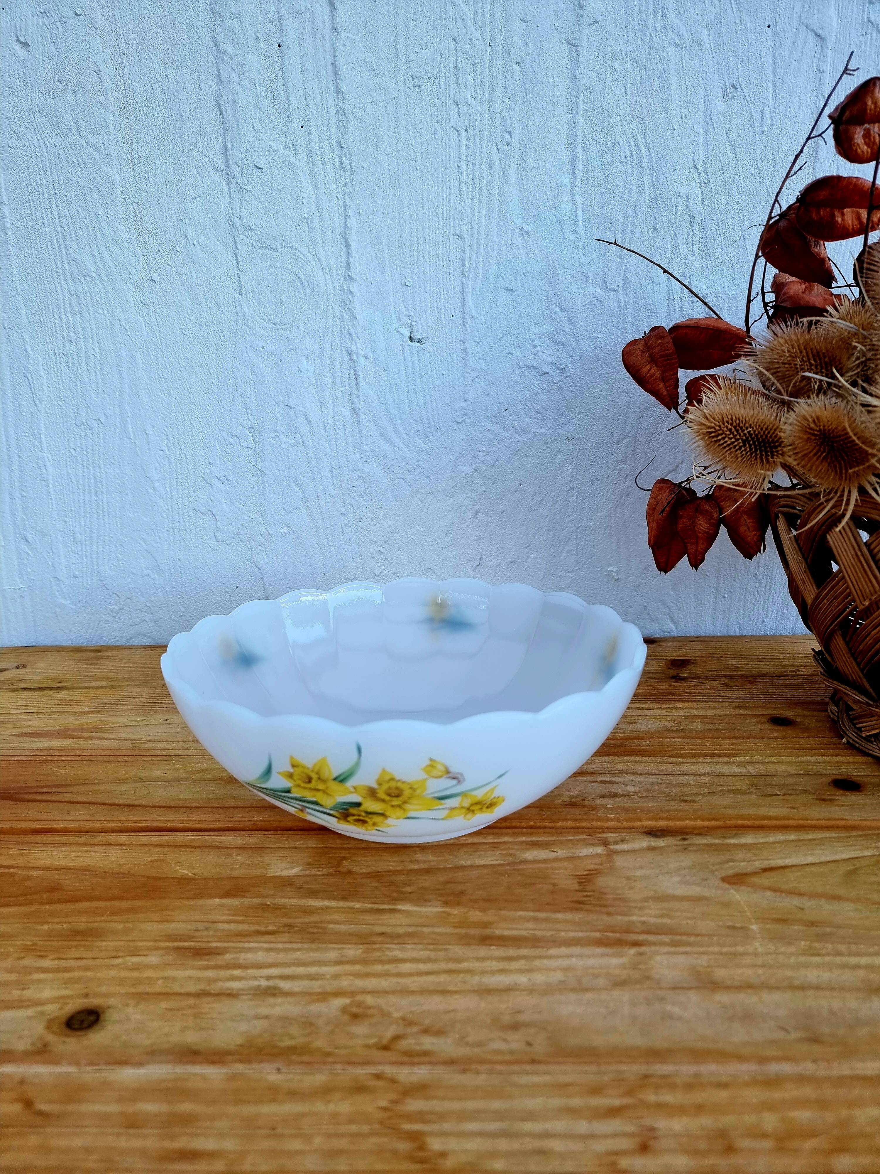 Salad bowl Arcopal vintage daffodils