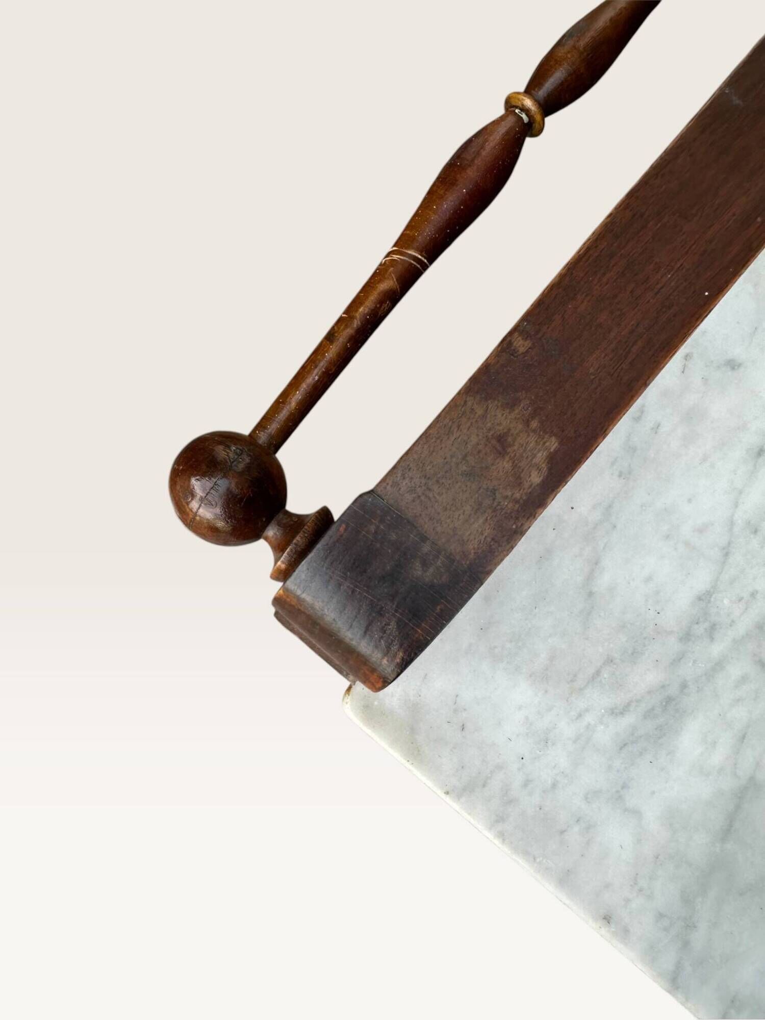 Dressing table in walnut and marble, late 19th century.