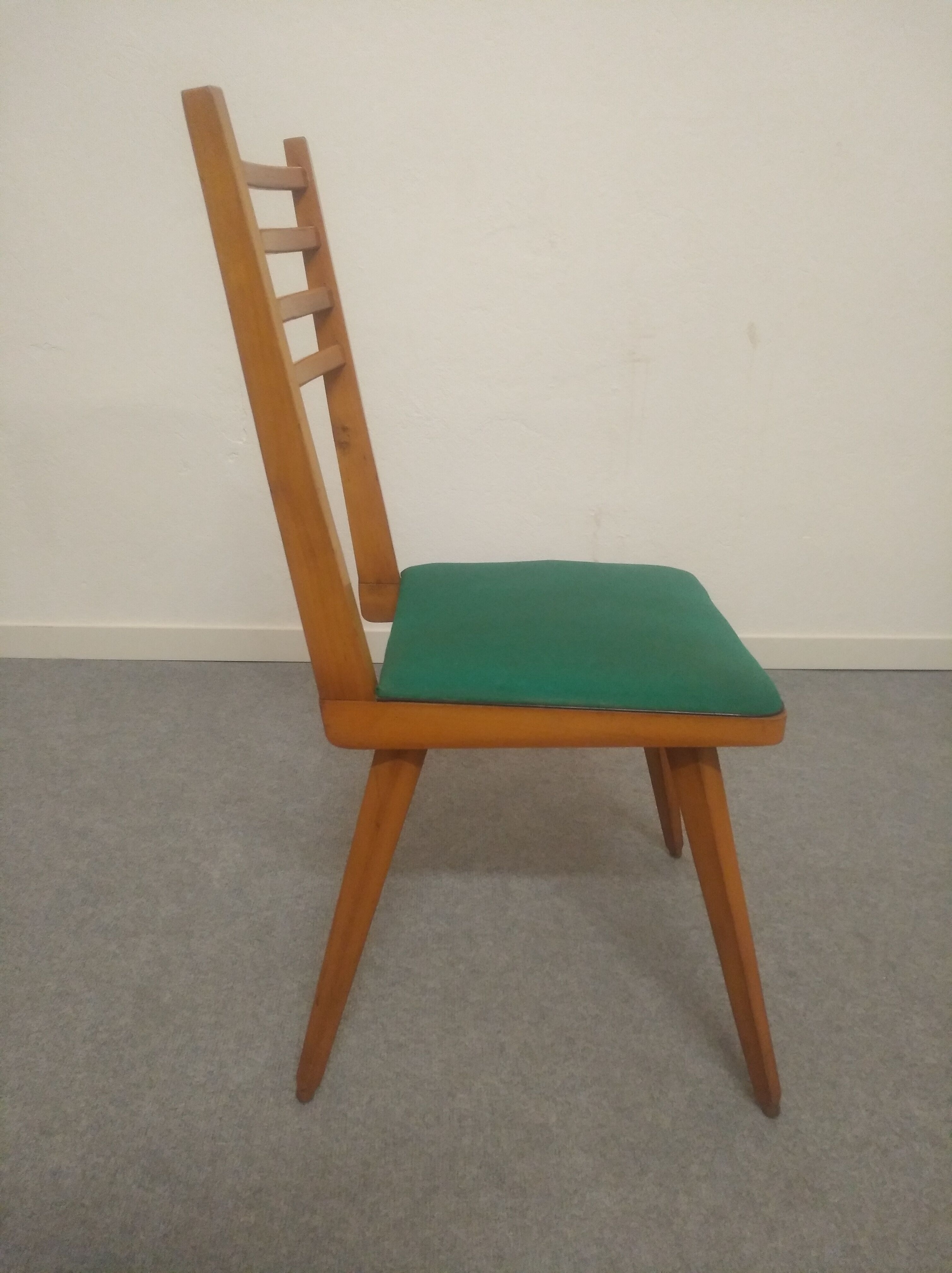 Suite de 4 chaises des années 50