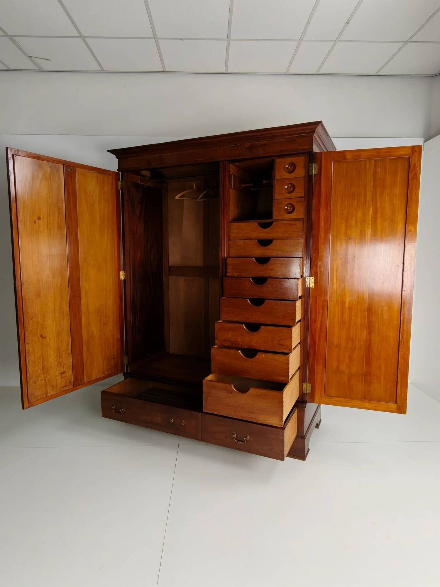 High-quality late 19th-century mahogany wardrobe by H. Pander & Zonen