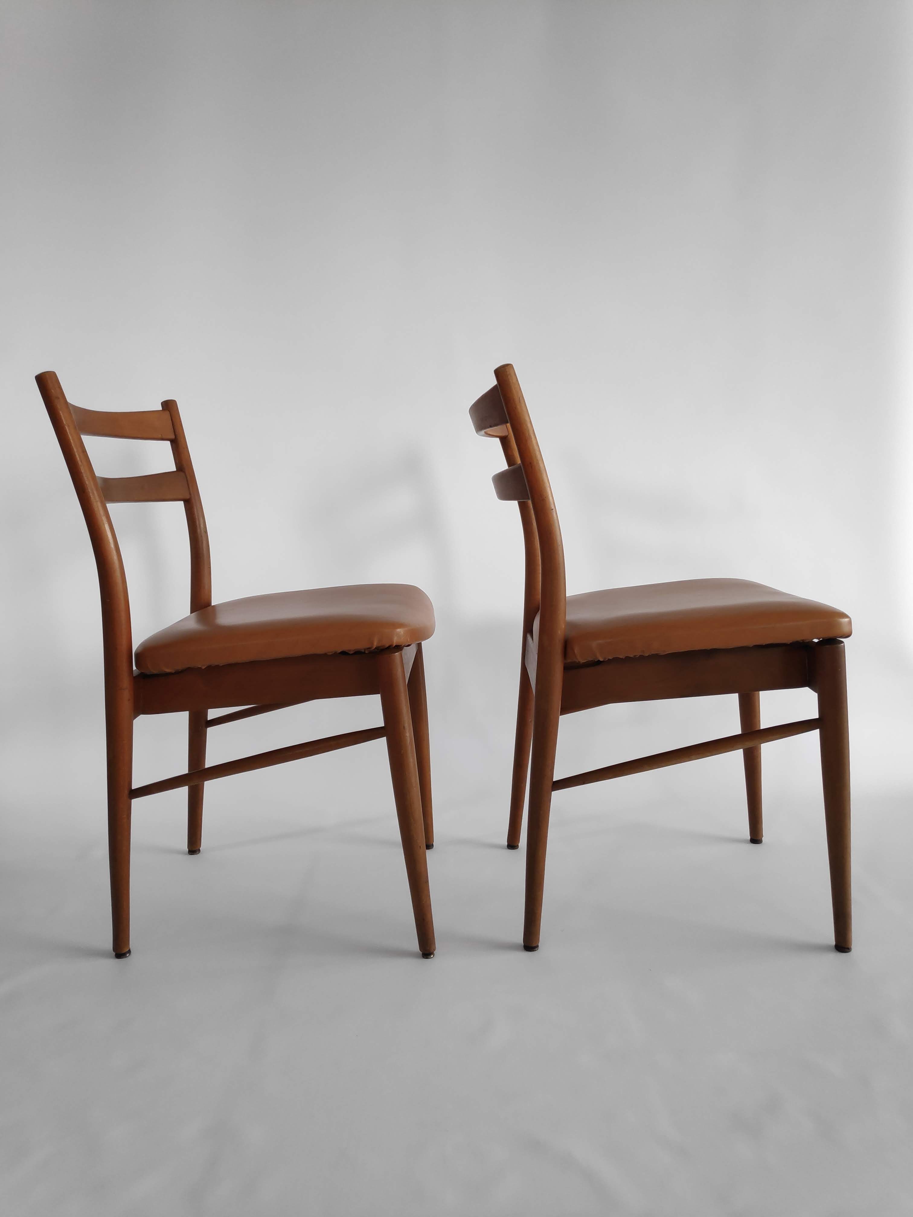Paire de chaises scandinaves vintage des années 60 en bois et skaï