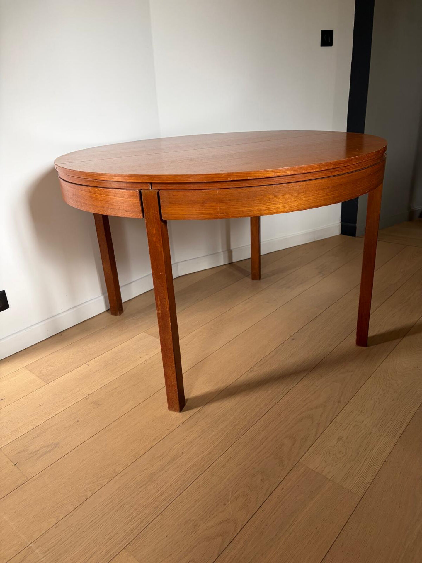 Extendable teak round table