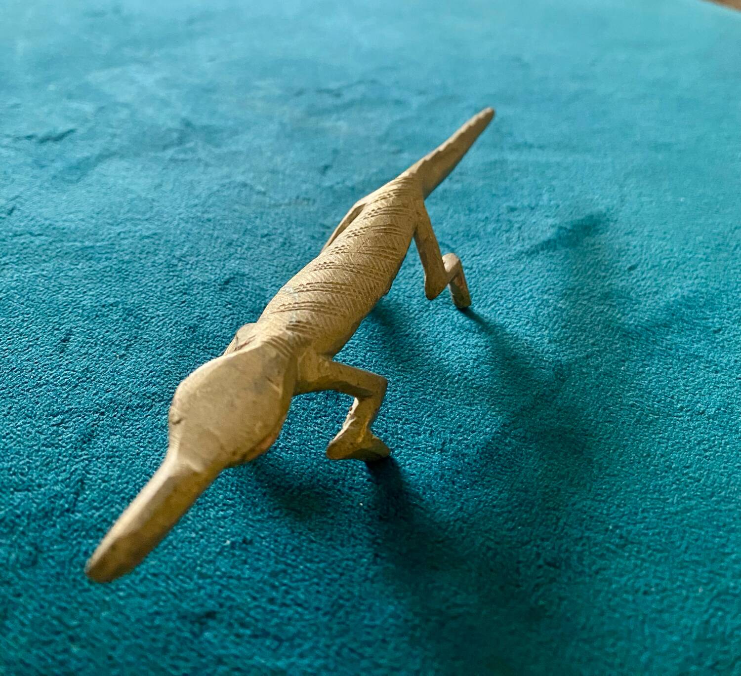 6 crocodile-shaped brass knife holders