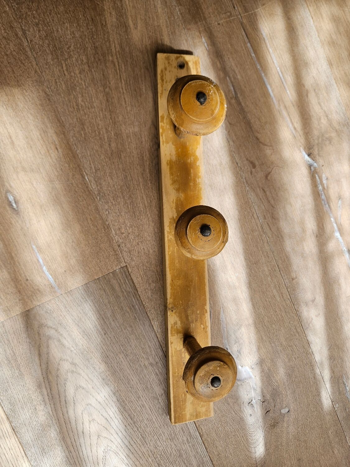 3-spoke turned wooden hook
