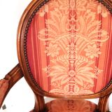 Paire de fauteuils cabriolets style louis xvi médaillon