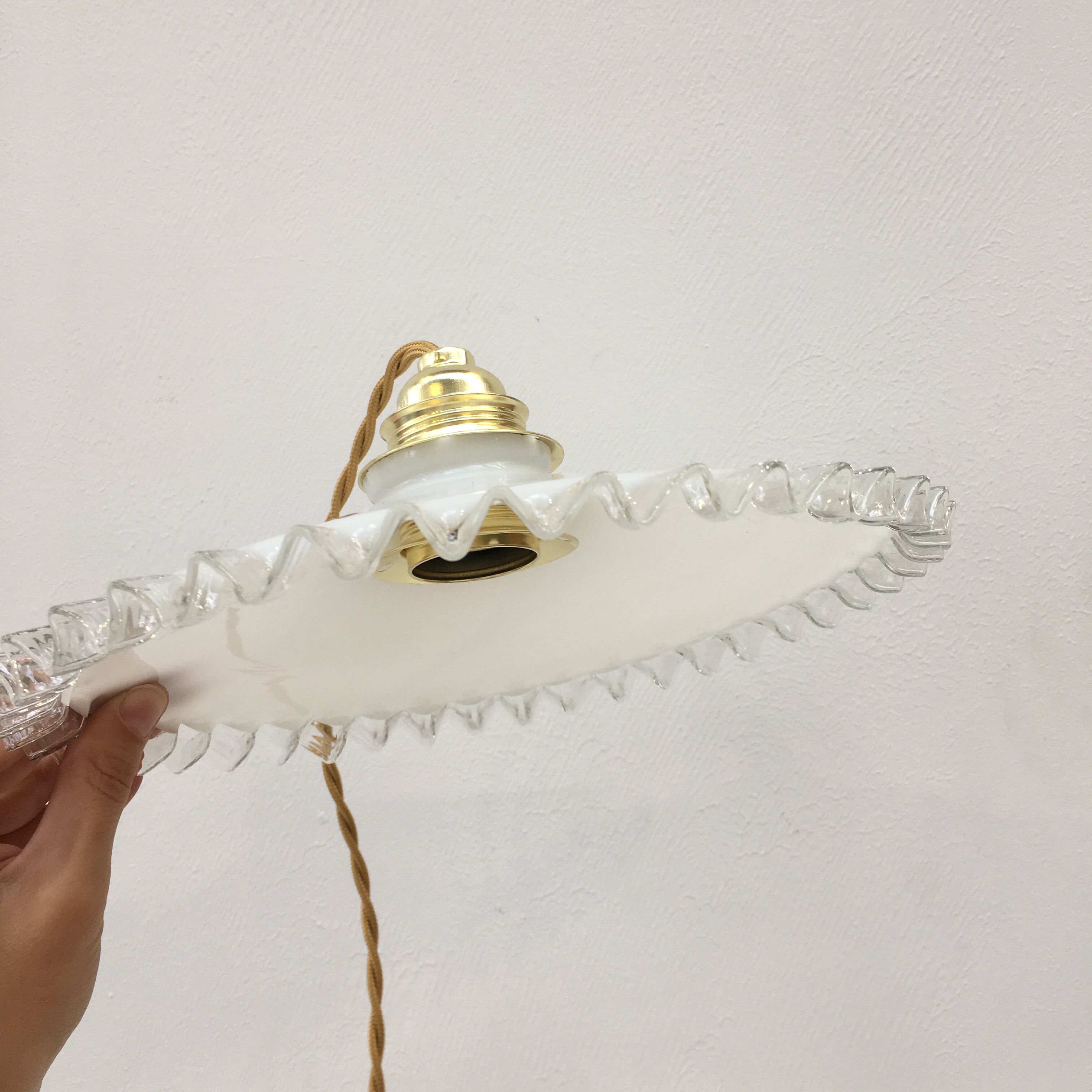 Paire de suspensions en opaline blanche à bords dentelés