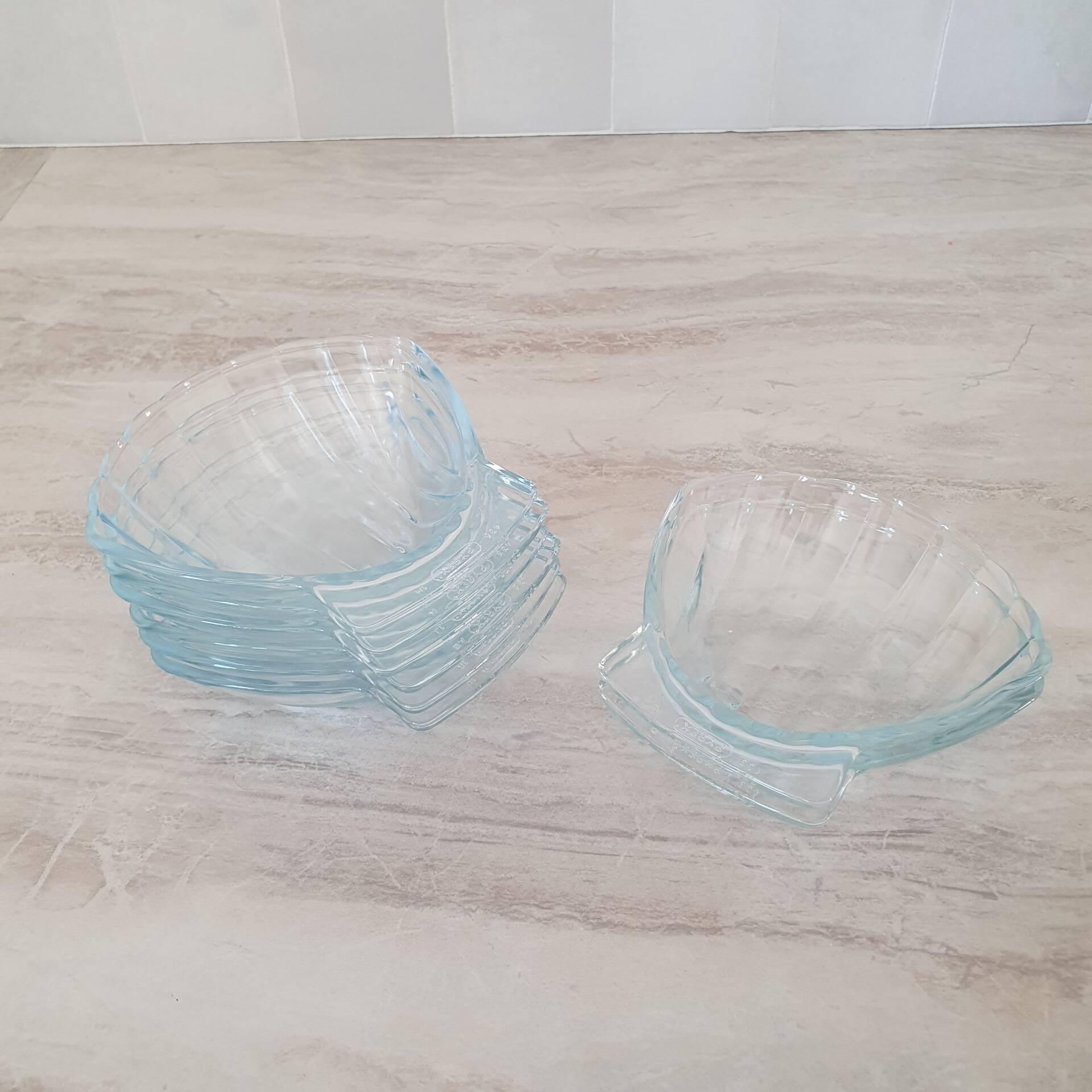 8 small shell-shaped ramekins in transparent glass
