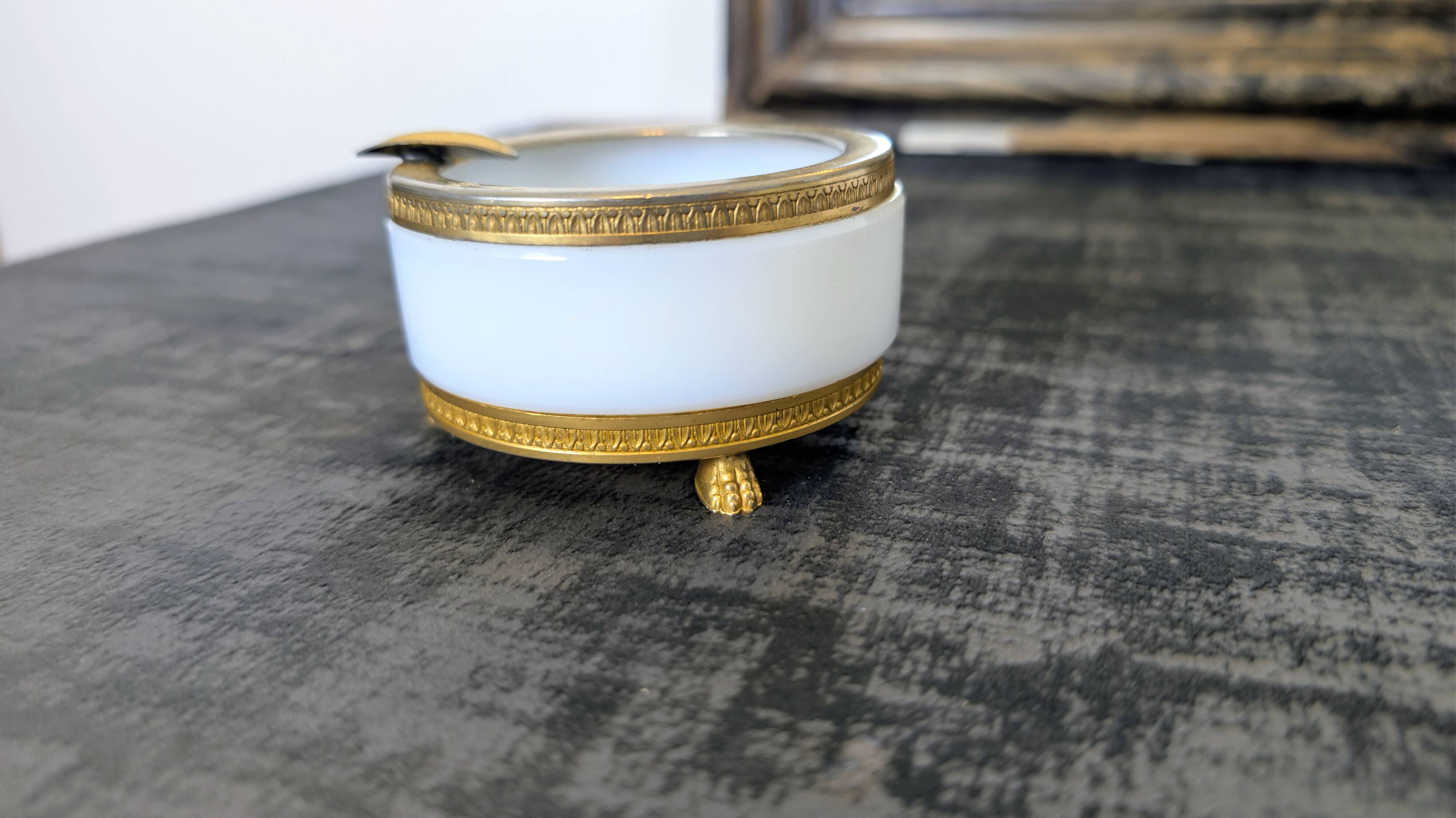 Antique ashtray in white opaline and brass, neoclassical style.