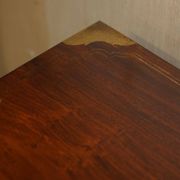 Commode vintage anglo-indienne en bois dur avec incrustations en laiton
