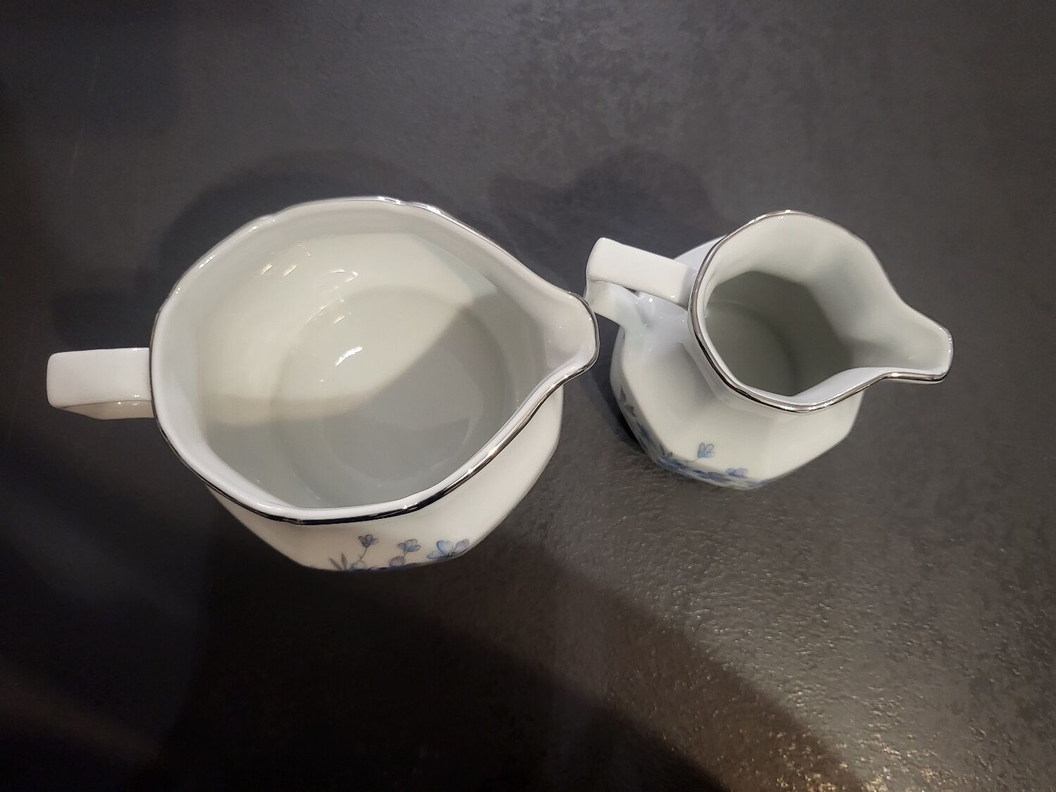 1 milk jar and 1 sugar jar of the brand bavaria