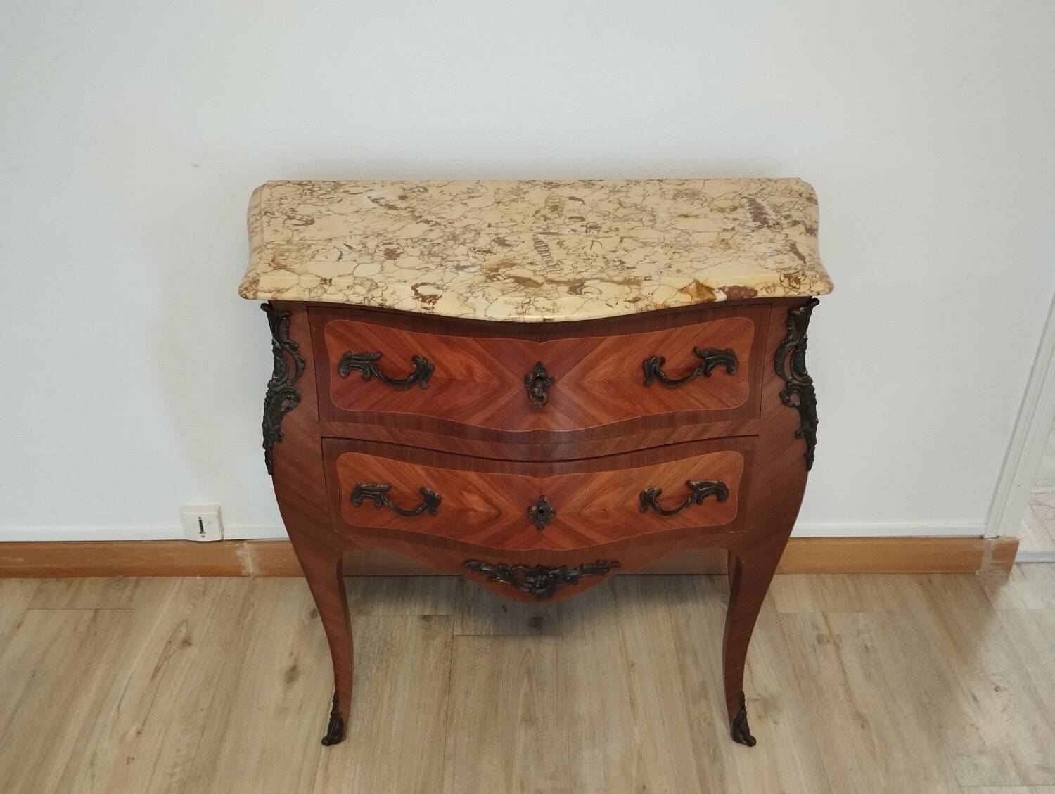 Louis XV style chest of drawers with marquetry sauteuse