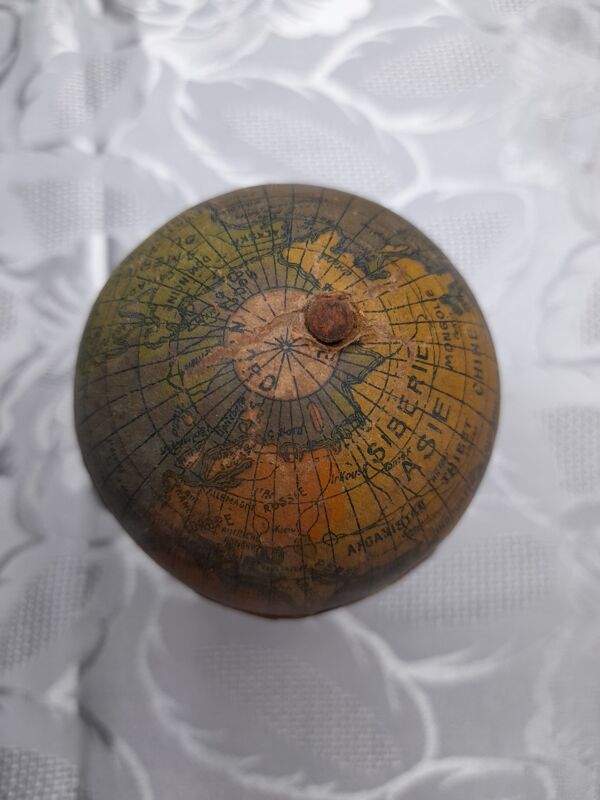 Globe terrestre miniature mappemonde