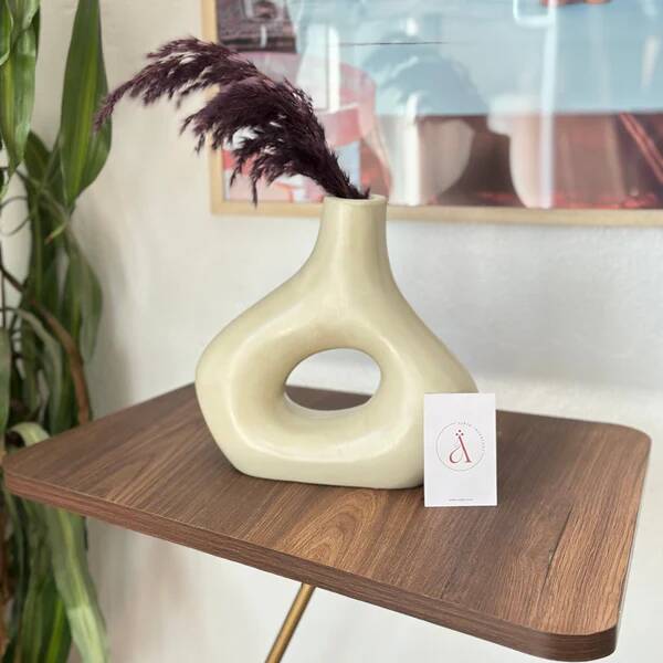 Tanara mat artisanal vase.