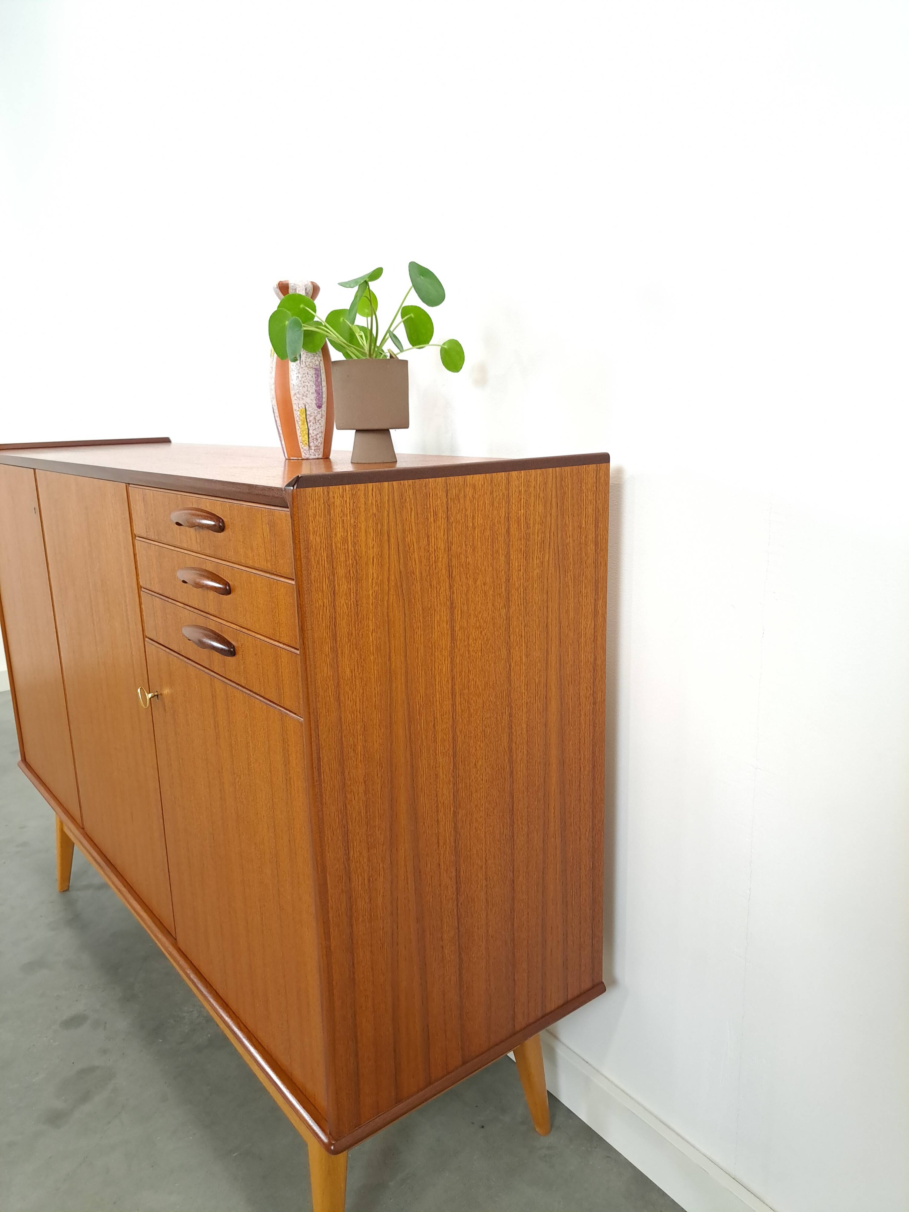 Teak kast met schuine poten en lades uit Zweden