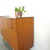 Teak kast met schuine poten en lades uit Zweden