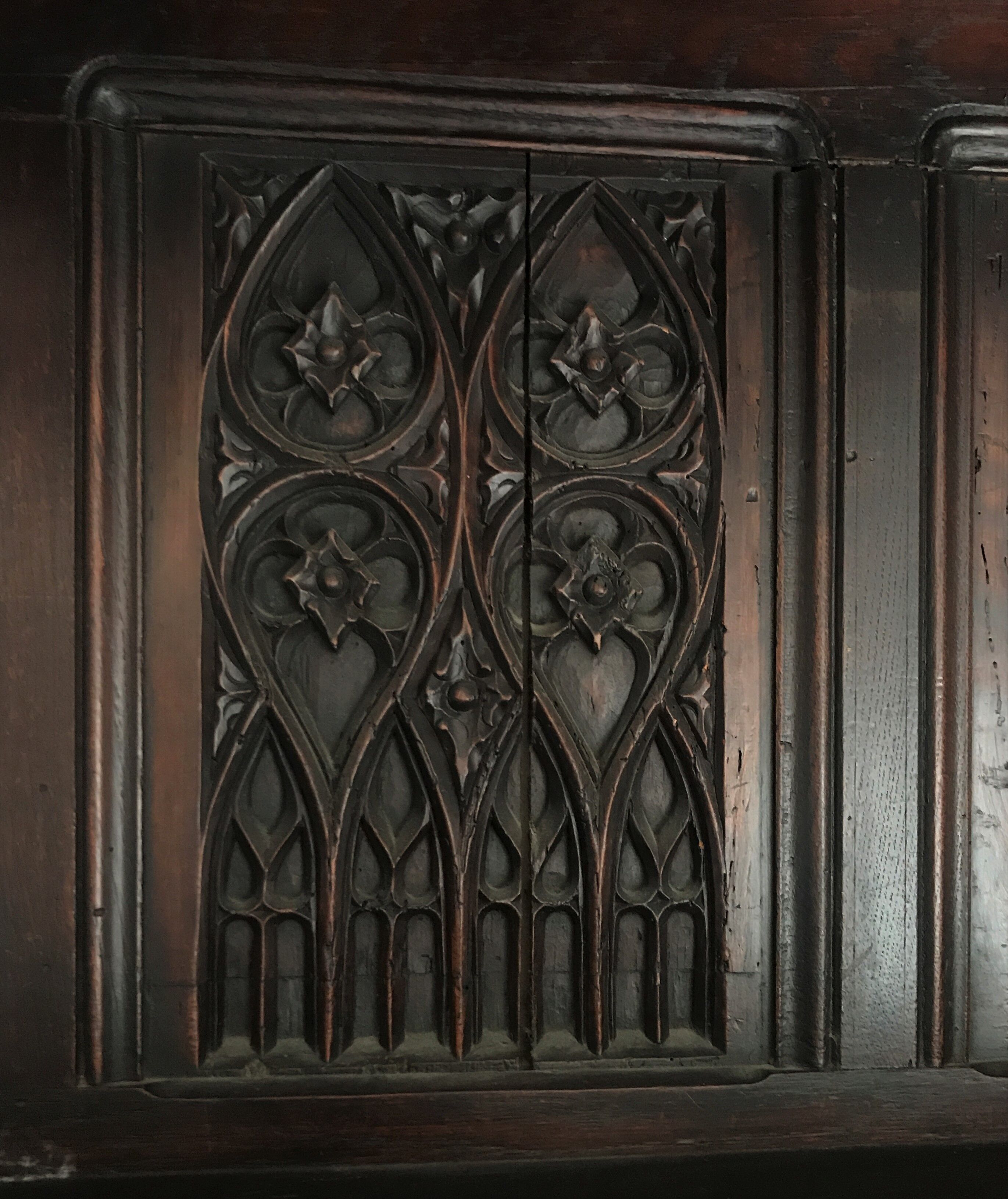 Vaisselier Gothic style