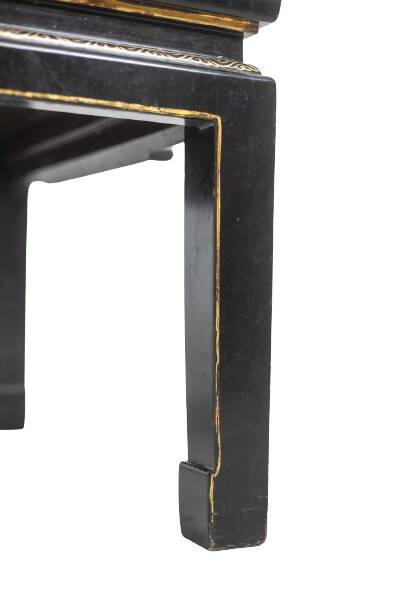 Lacquer coffee table decorated with floral motifs. Circa 1900.