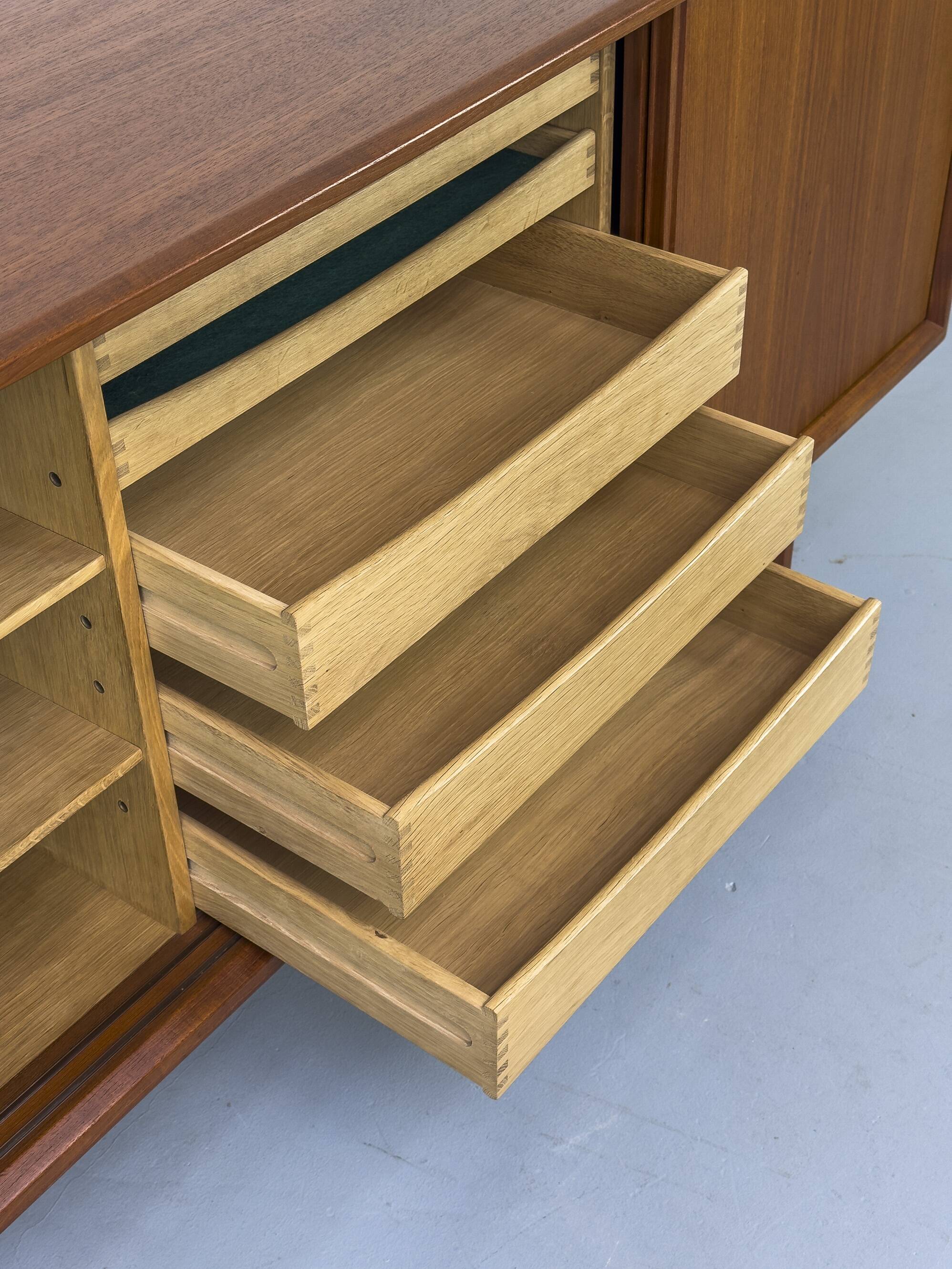 Buffet danois en teck par Henning Kjaernulf pour Bruno Hansen, années 1960