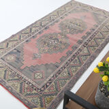 Tapis turc en laine rose poussiéreux