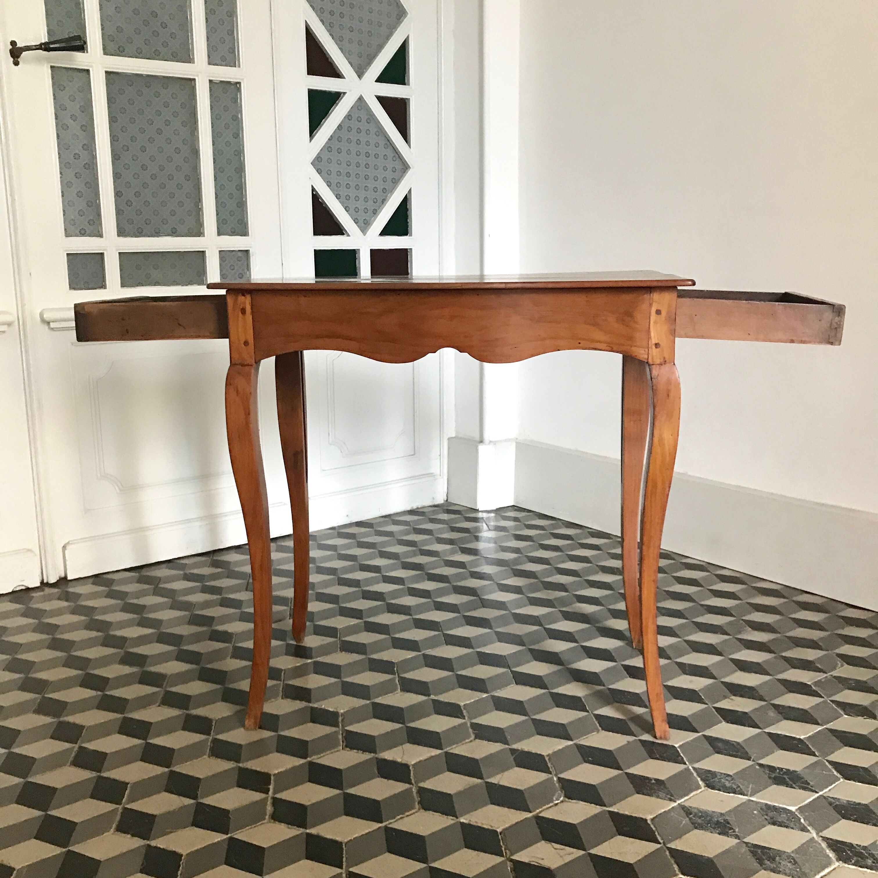 Table d'appoint en bois style Louis XV