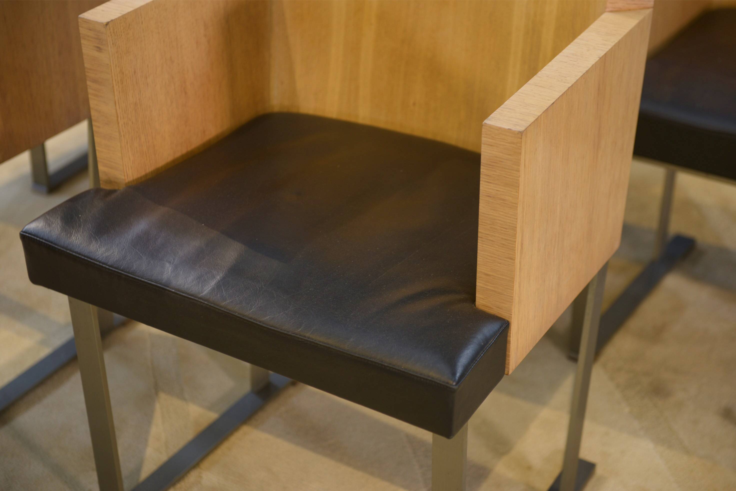 Set of 6 designer armchairs in oak and leather from the 1980s.