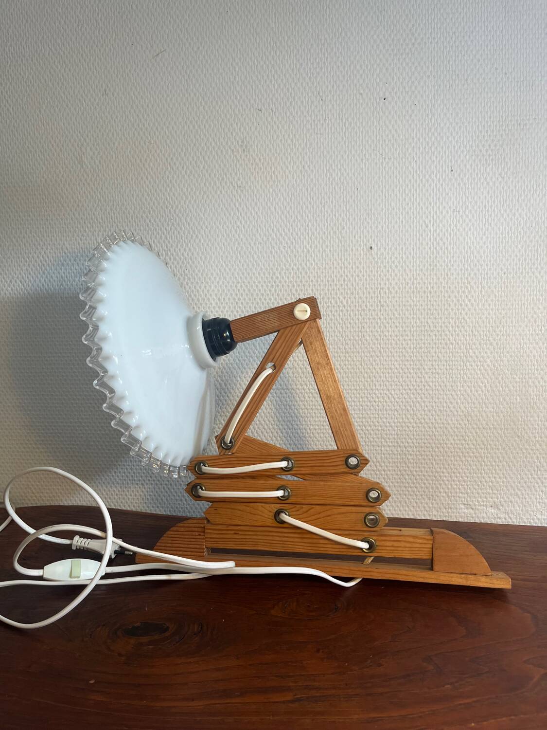 Accordion wall lamp in wood and wavy opaline