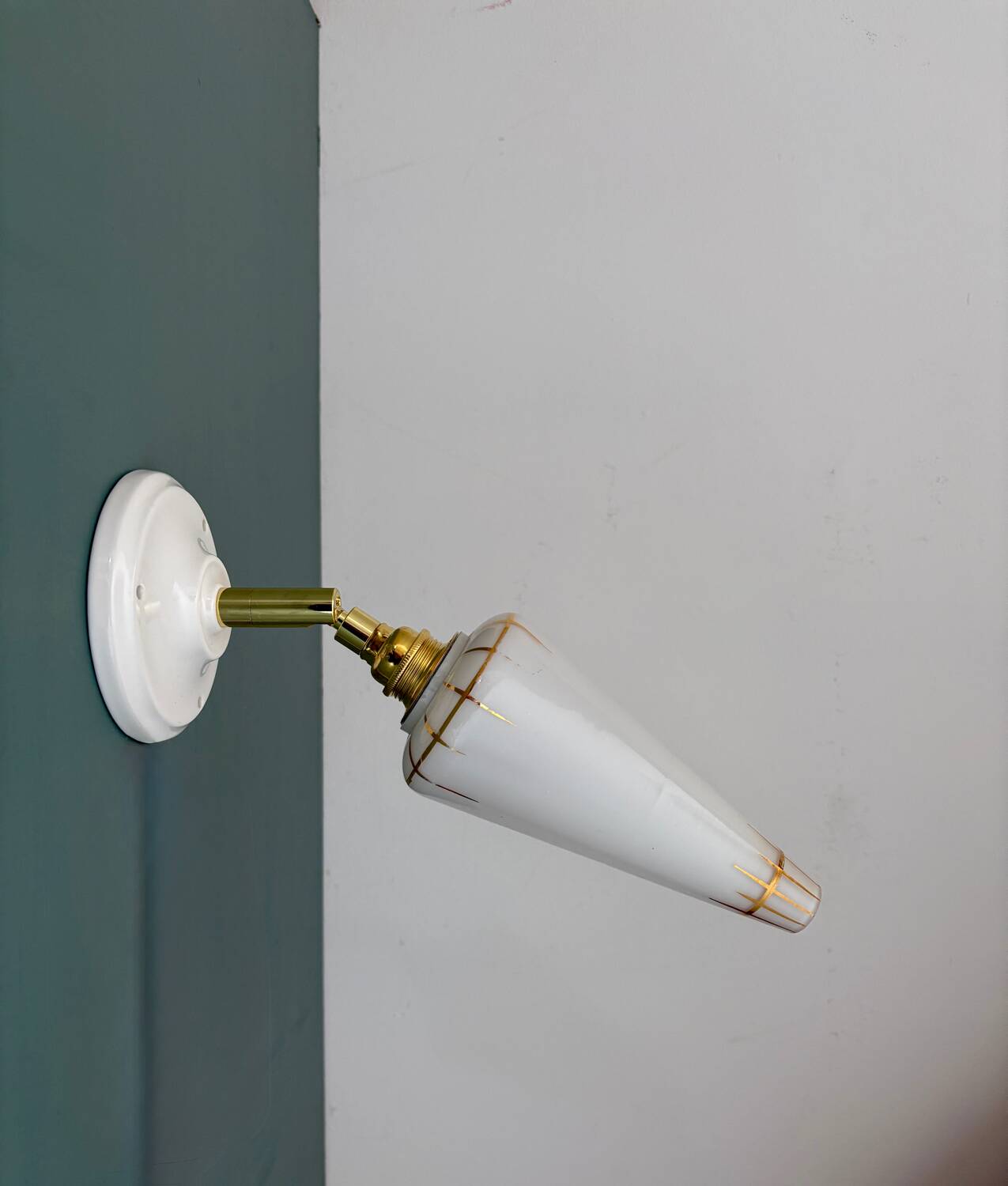 Vintage tulip wall lamp in white opaline with gold trim