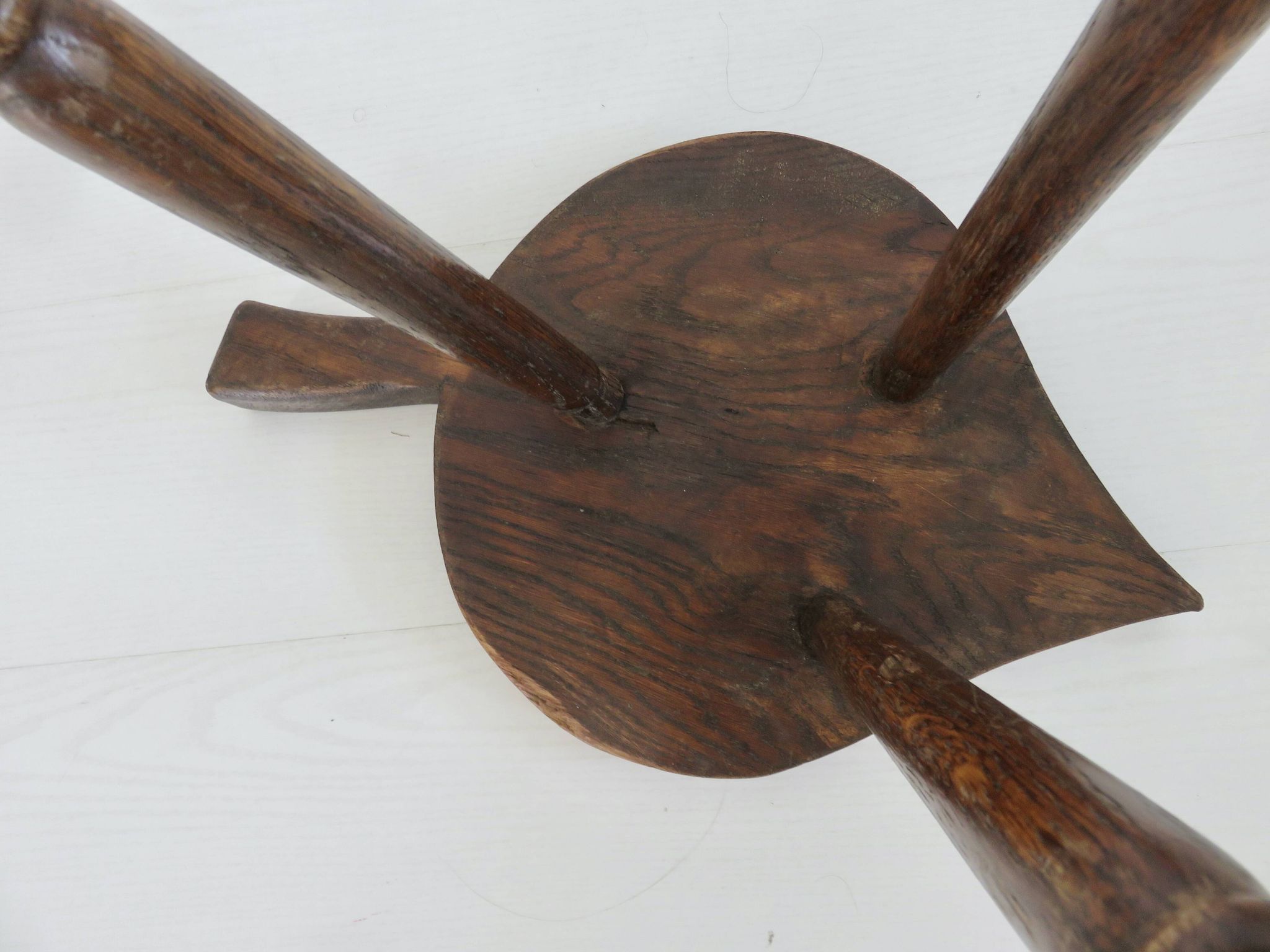 Tabouret brutaliste en bois massif