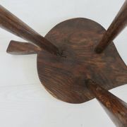 Tabouret brutaliste en bois massif